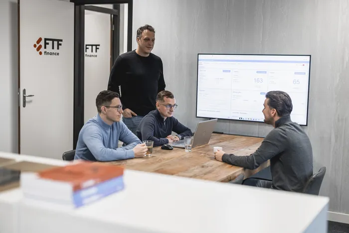 Vrouwen bloot, handel dood? Zo houd je jouw cashflow draaiend in de zomer